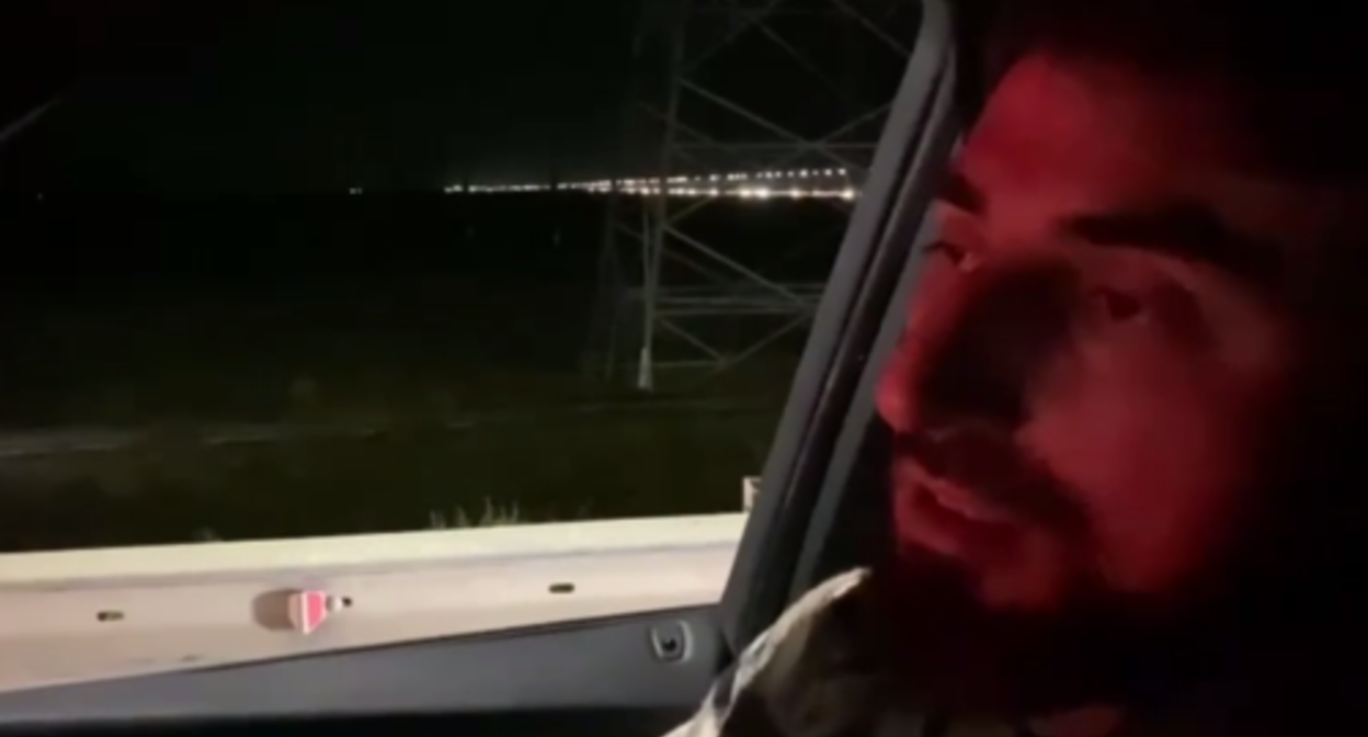 An official on his way to the Makhachkala airport. Screenshot of the video from the "Baza" Telegram channel, November 1, 2023 https://t.me/bazabazon/22662 An official on his way to the Makhachkala airport. Screenshot of the video from the "Baza" Telegram channel, November 1, 2023 https://t.me/bazabazon/22662