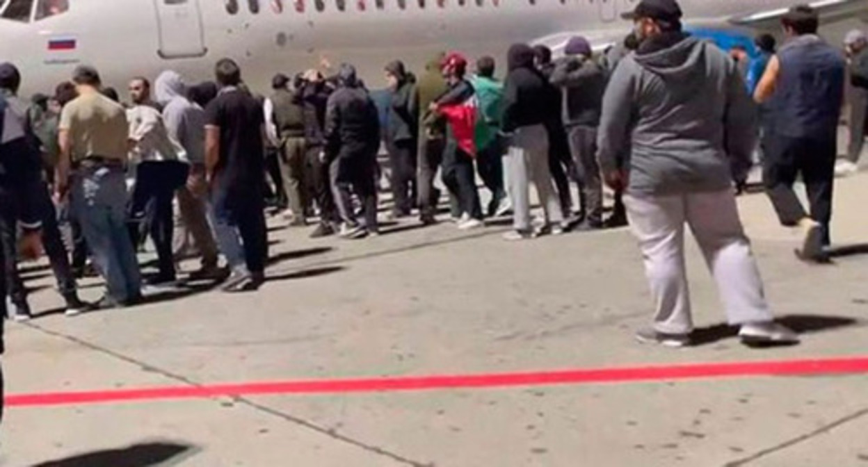 The riots at the Makhachkala airport. Screenshot of the video https://tvzvezda.ru/news/20231030194-GL1aM.html The riots at the Makhachkala airport. Screenshot of the video https://tvzvezda.ru/news/20231030194-GL1aM.html