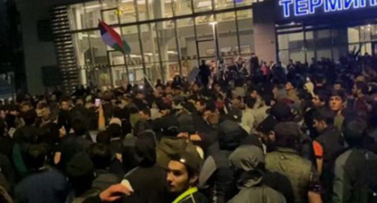 Unrest in Makhachkala. Screenshot https://runews24.ru/articles/30/10/2023/716f77se4637b15e7a09626963d0036b Unrest in Makhachkala. Screenshot https://runews24.ru/articles/30/10/2023/716f77se4637b15e7a09626963d0036b