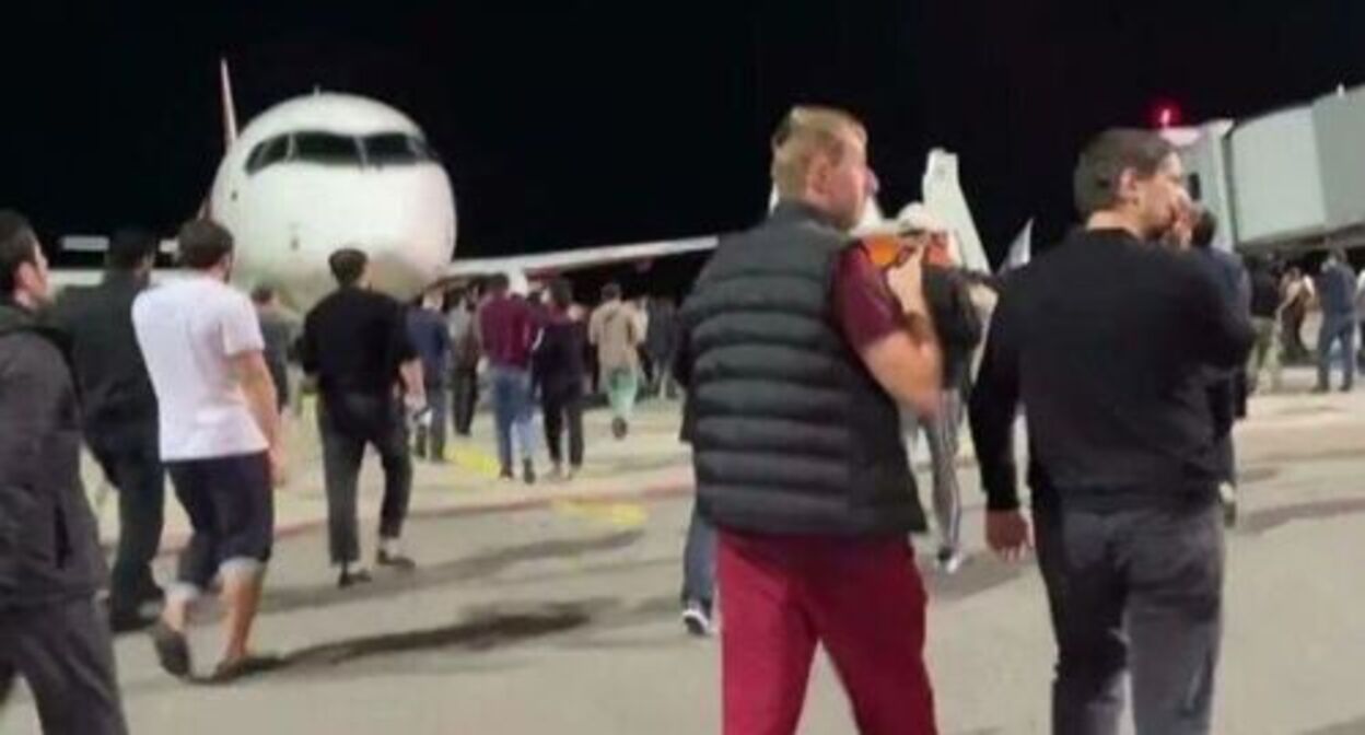 Participants of the riots at the Makhachkala airport. Screenshot of the video from the Telegram channel "Urgently, right now" Participants of the riots at the Makhachkala airport. Screenshot of the video from the Telegram channel "Urgently, right now"