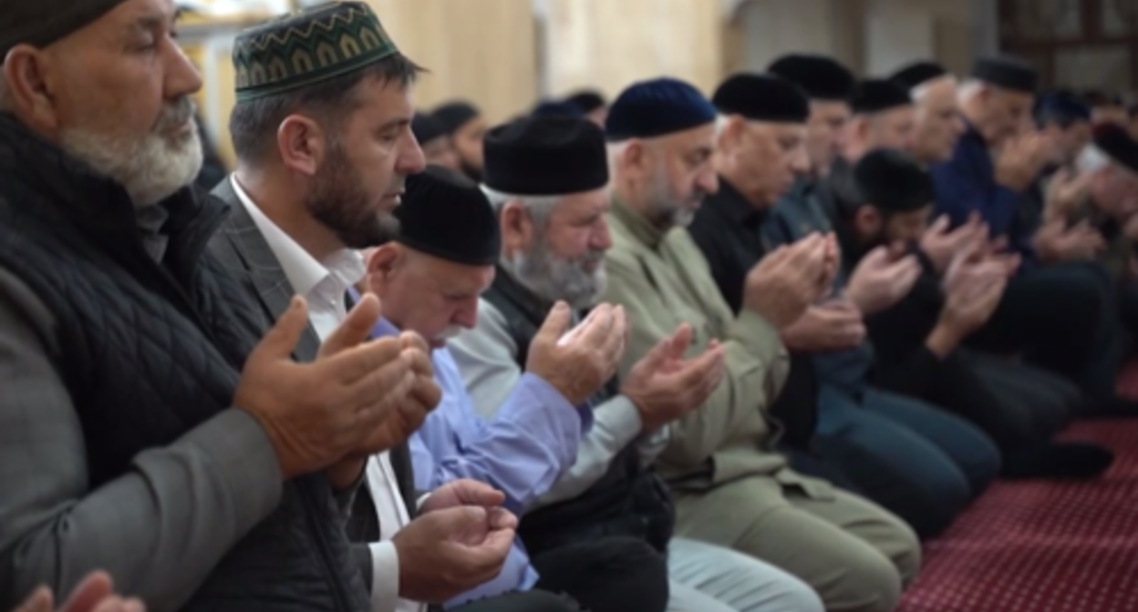 Believers during prayer. Photo: Grozny Inform https://grozny-inform.ru/news/society/155856/ Believers during prayer. Photo: Grozny Inform https://grozny-inform.ru/news/society/155856/