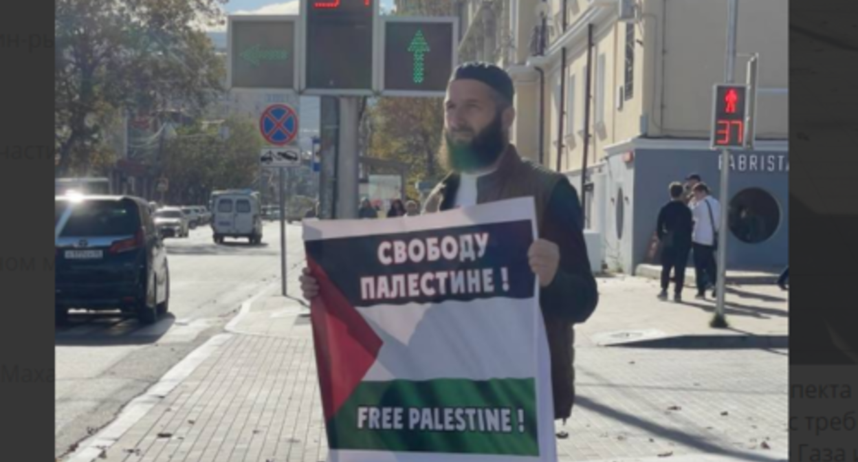 A picket held by Idris Yusupov. Screenshot of the photo posted on the Telegram channel of the "Chernovik" (Draft) outlet on November 7, 2023 https://t.me/chernovik/62799 A picket held by Idris Yusupov. Screenshot of the photo posted on the Telegram channel of the "Chernovik" (Draft) outlet on November 7, 2023 https://t.me/chernovik/62799
