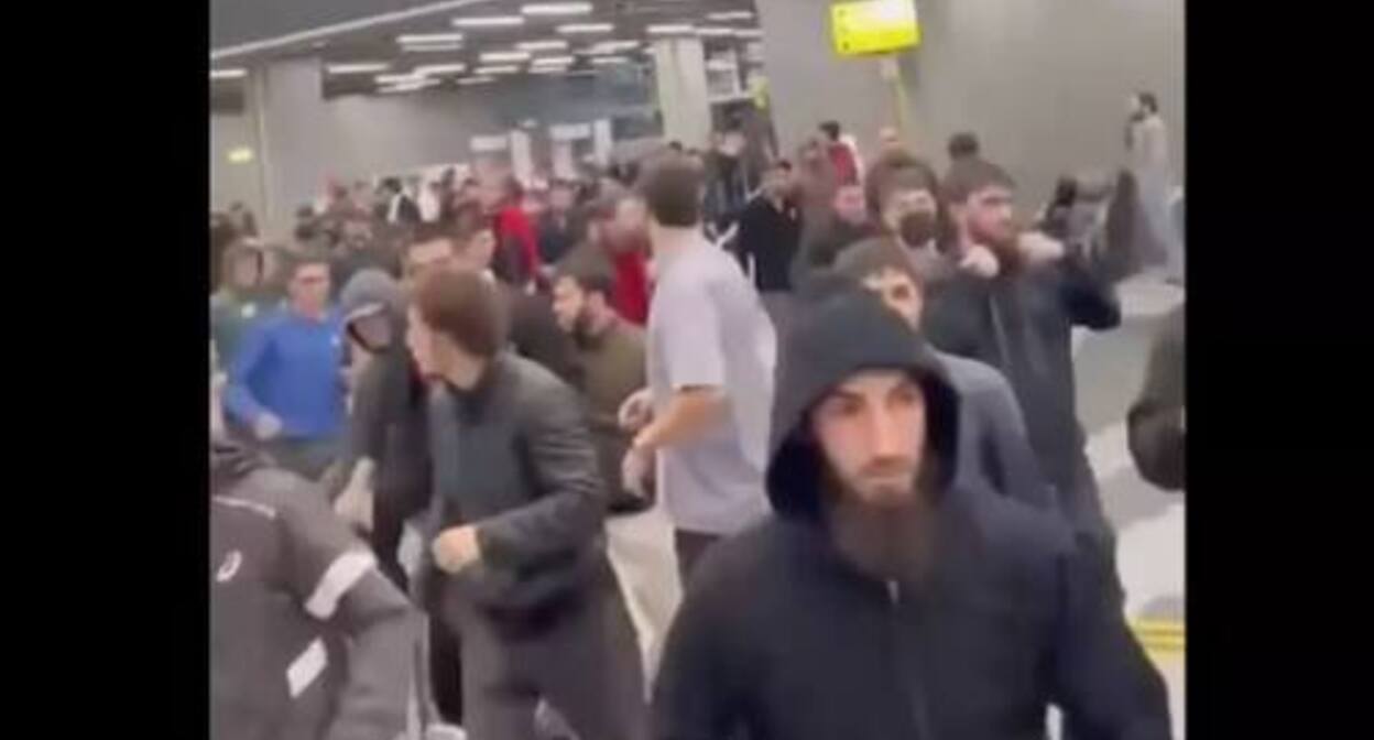 Mass riots in Makhachkala. Screenshot of the video Mass riots in Makhachkala. Screenshot of the video
