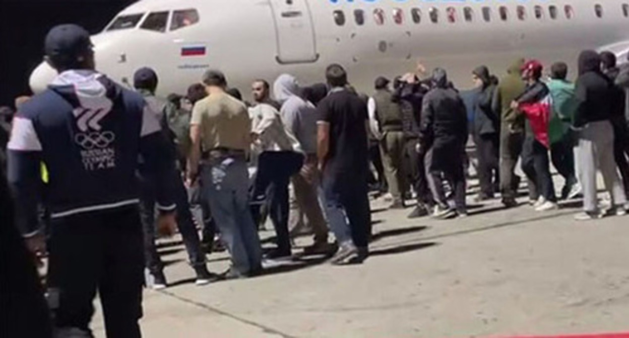 The riots at the Makhachkala Airport. October 29, 2023. Screenshot of the video from the Telegram channel "Ranshe vsekh. Nu pochti" (Before anyone. Well, almost) The riots at the Makhachkala Airport. October 29, 2023. Screenshot of the video from the Telegram channel "Ranshe vsekh. Nu pochti" (Before anyone. Well, almost)