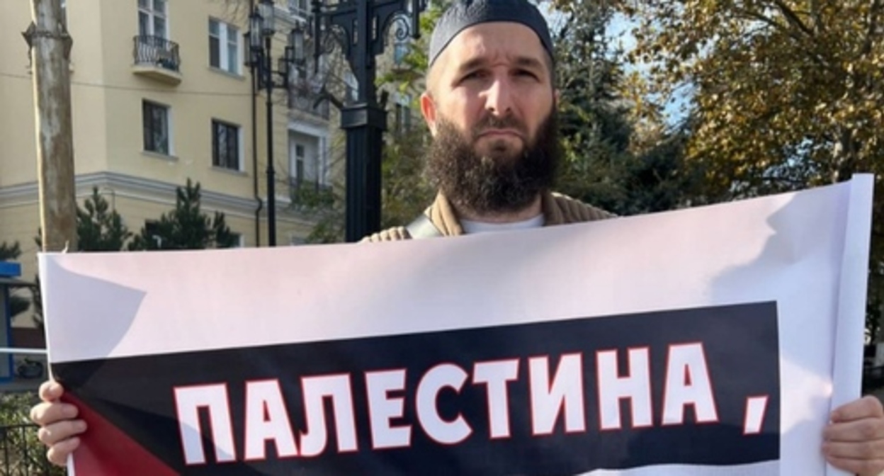 Idris Yusupov has held a solo picket. Photo: "Chernovik" (Draft) https://t.me/chernovik/63079 Idris Yusupov has held a solo picket. Photo: "Chernovik" (Draft) https://t.me/chernovik/63079