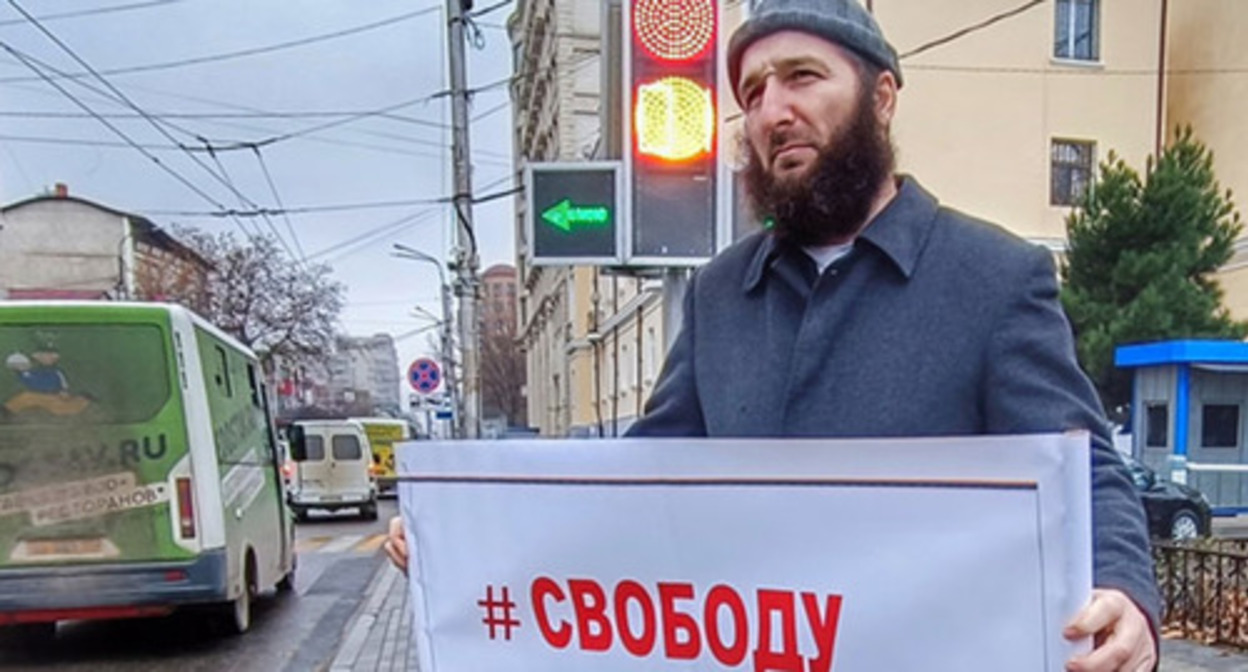 Idris Yusupov (included into the register of foreign agents) at a solo picket. Makhachkala, December 2022. Photo by the "Caucasian Knot" correspondent Idris Yusupov (included into the register of foreign agents) at a solo picket. Makhachkala, December 2022. Photo by the "Caucasian Knot" correspondent