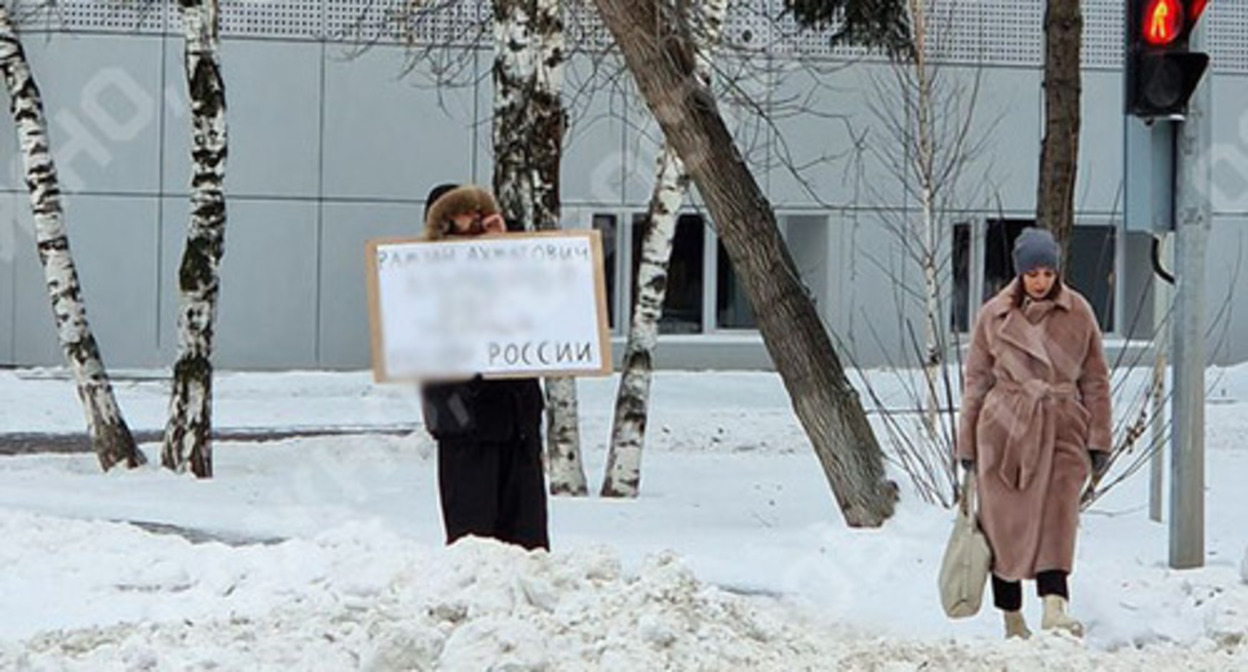 A man holding a poster criticizing and accusing Ramzan Kadyrov. Tyumen, December 3, 2023. Photo https://t.me/sotaproject/70316 the inscription on the poster has been retouched A man holding a poster criticizing and accusing Ramzan Kadyrov. Tyumen, December 3, 2023. Photo https://t.me/sotaproject/70316 the inscription on the poster has been retouched