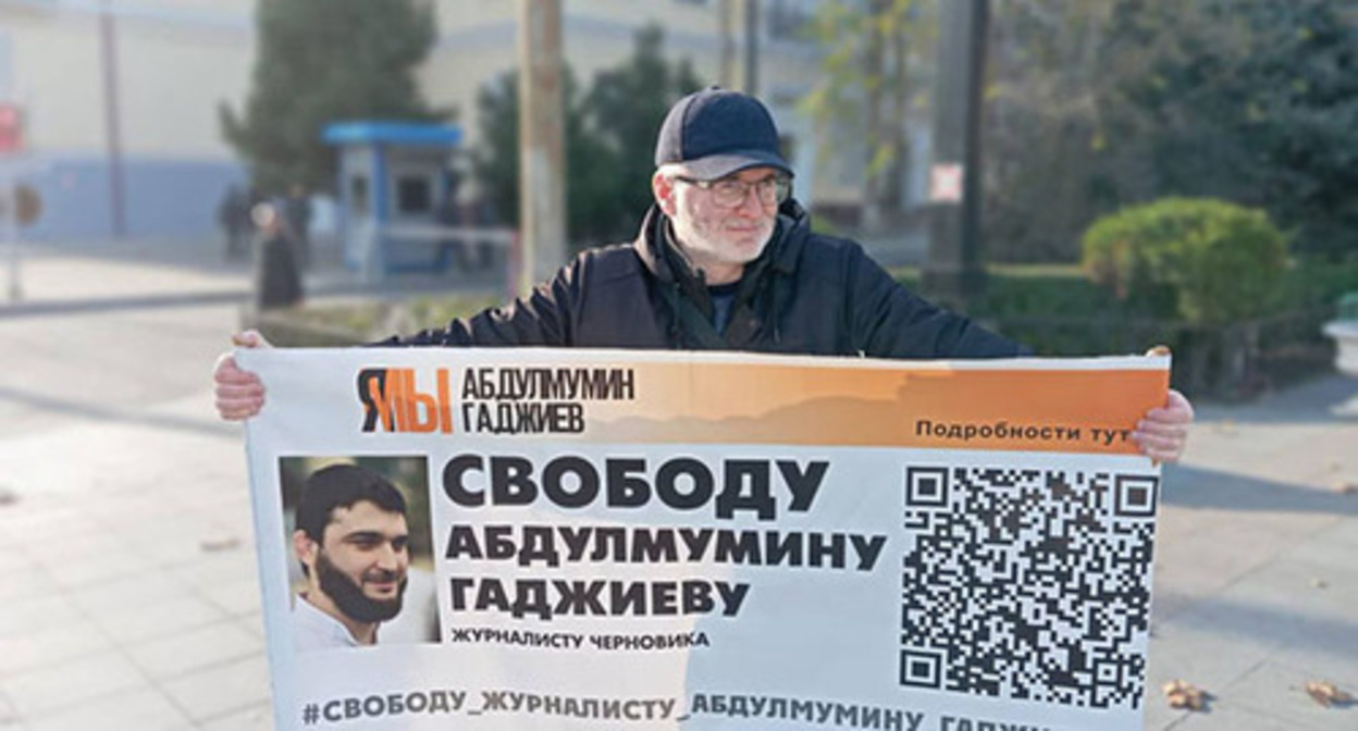 Magomed Magomedov at a solo picket. Makhachkala, December 4, 2023. Photo from the Telegram channel of the “Chernovik” (Rough Draft) Magomed Magomedov at a solo picket. Makhachkala, December 4, 2023. Photo from the Telegram channel of the “Chernovik” (Rough Draft)