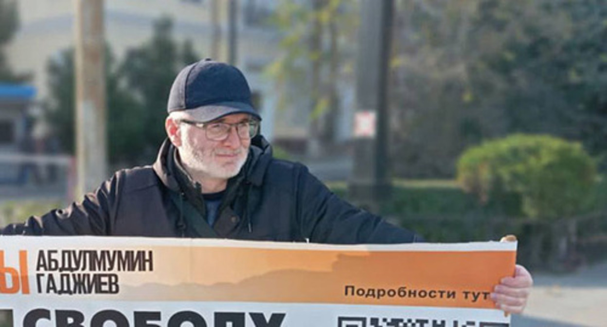 Magomed Magomedov at a solo picket. Makhachkala, December 4, 2023. Photo from the Telegram channel of the “Chernovik” (Rough Draft) Magomed Magomedov at a solo picket. Makhachkala, December 4, 2023. Photo from the Telegram channel of the “Chernovik” (Rough Draft)