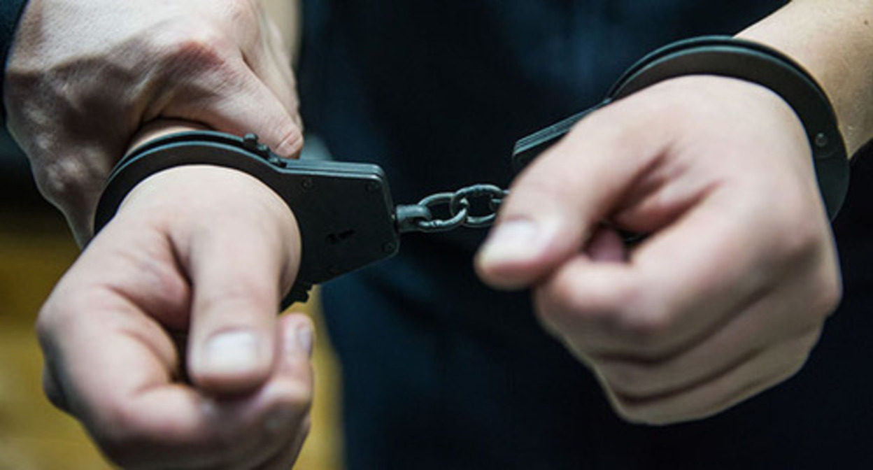 Handcuffs. Photo by Yelena Sineok, Yuga.ru Handcuffs. Photo by Yelena Sineok, Yuga.ru