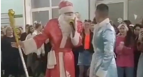 A New Year’s performance in the village of Dinskaya. Screenshot of the video posted on the Telegram channel "Krasnodar Teletype" A New Year’s performance in the village of Dinskaya. Screenshot of the video posted on the Telegram channel "Krasnodar Teletype"