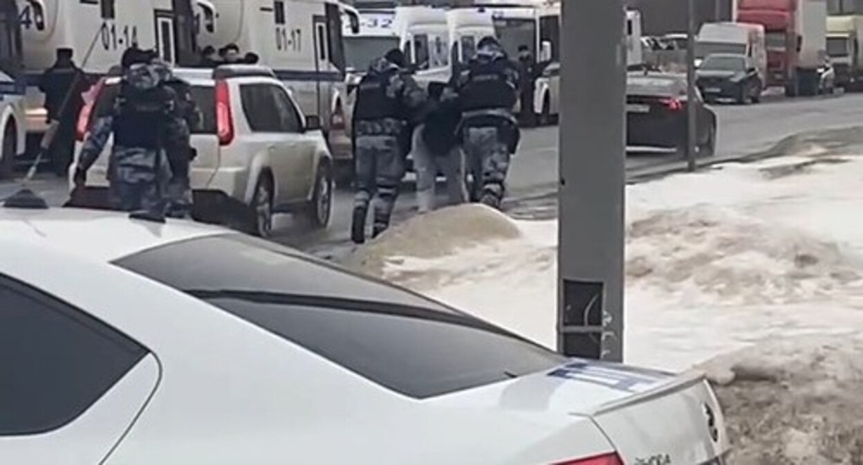 Detentions at the Navalny's commemorations. Screenshot of a video https://t.me/PlushevChannel/25028 Detentions at the Navalny's commemorations. Screenshot of a video https://t.me/PlushevChannel/25028