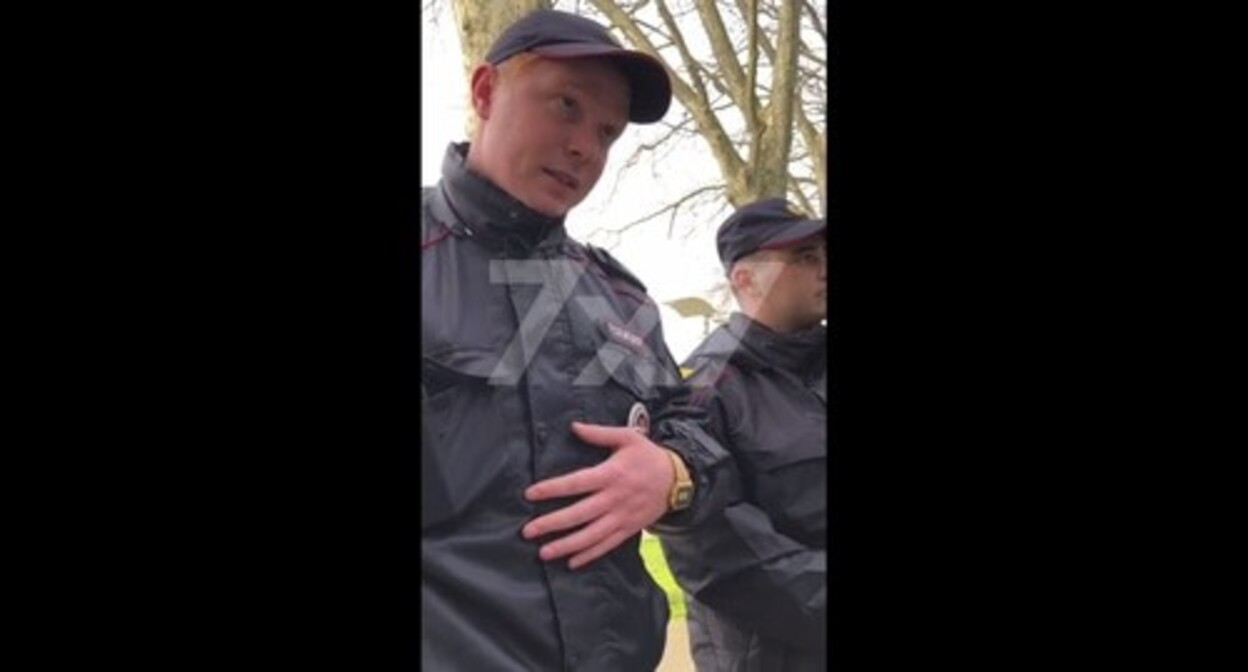 A police officer explains to a Sochi resident the restrictions on laying flowers at the monument to repression victims. Screenshot of the video posted on the Telegram channel of the "7x7" ( Horizontal Russia)* outlet (included into the register of foreign agents) A police officer explains to a Sochi resident the restrictions on laying flowers at the monument to repression victims. Screenshot of the video posted on the Telegram channel of the "7x7" ( Horizontal Russia)* outlet (included into the register of foreign agents)
