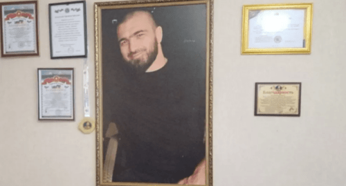 Kurban Dalgatov at his parents' house. Photo by the "Chernovik" outlet https://chernovik.net/news/zakryl-kurtkoy-obzor-videokamery-i-telo-kurbana-potaschili-vniz Kurban Dalgatov at his parents' house. Photo by the "Chernovik" outlet https://chernovik.net/news/zakryl-kurtkoy-obzor-videokamery-i-telo-kurbana-potaschili-vniz