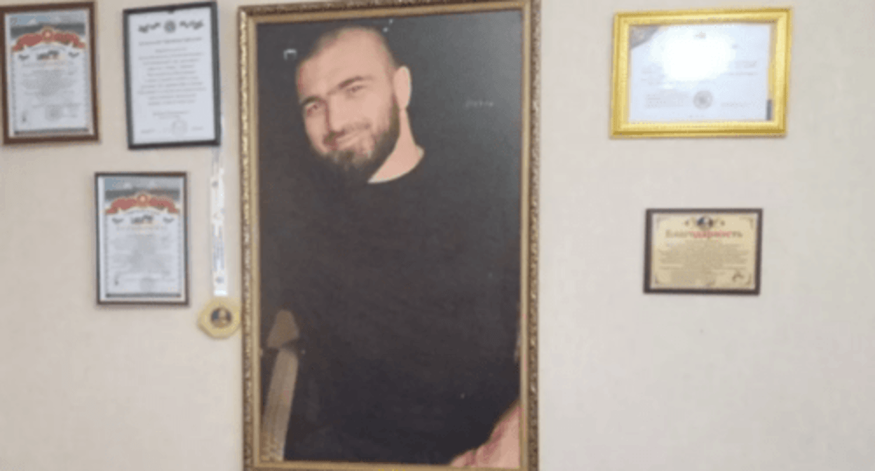 Kurban Dalgatov at his parents' house. Photo by the "Chernovik" outlet https://chernovik.net/news/zakryl-kurtkoy-obzor-videokamery-i-telo-kurbana-potaschili-vniz Kurban Dalgatov at his parents' house. Photo by the "Chernovik" outlet https://chernovik.net/news/zakryl-kurtkoy-obzor-videokamery-i-telo-kurbana-potaschili-vniz