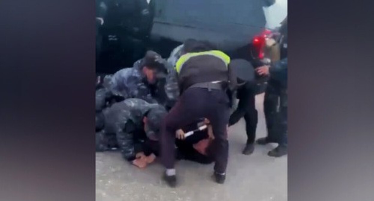 Screenshot of a video of the incident with Alikhan Tsakaev at the Gerzel checkpoint between Dagestan and Chechnya https://youtu.be/4HBaaINQFp4 Screenshot of a video of the incident with Alikhan Tsakaev at the Gerzel checkpoint between Dagestan and Chechnya https://youtu.be/4HBaaINQFp4