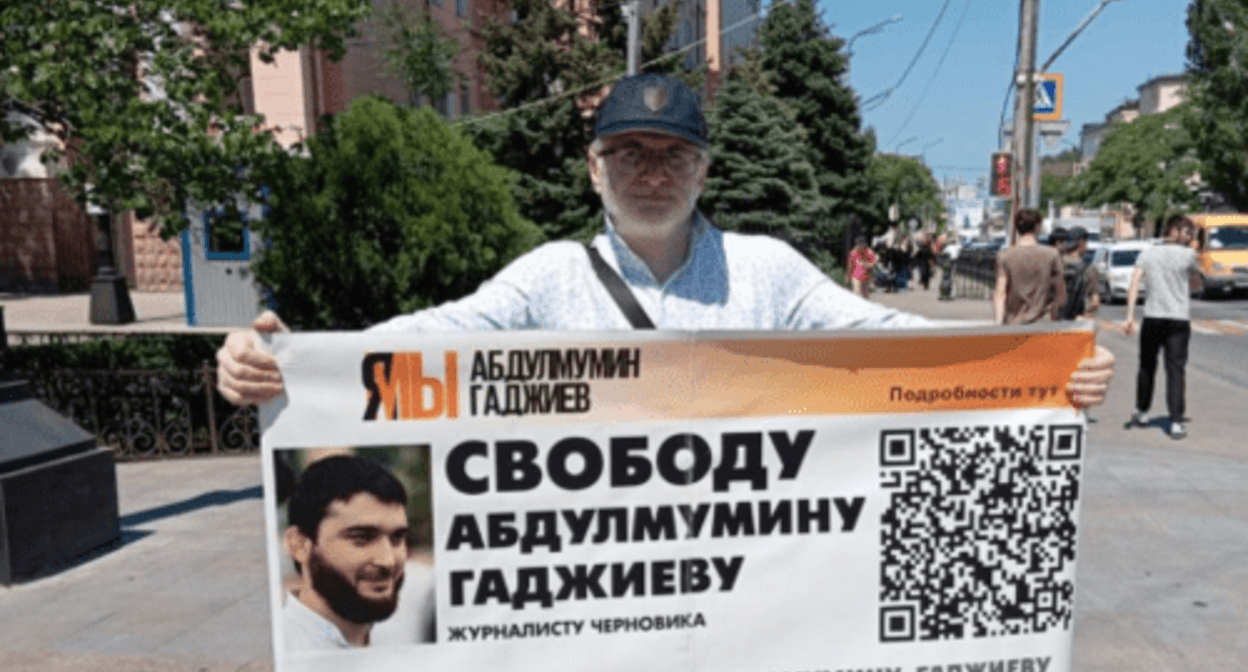 Magomed Magomedov at a picket in support of Abdulmumin Gadjiev. Screenshot of the photo posted on the Telegram channel of the "Chernovik" (Rough Draft) outlet on June 3, 2024 https://t.me/chernovik/72309 Magomed Magomedov at a picket in support of Abdulmumin Gadjiev. Screenshot of the photo posted on the Telegram channel of the "Chernovik" (Rough Draft) outlet on June 3, 2024 https://t.me/chernovik/72309