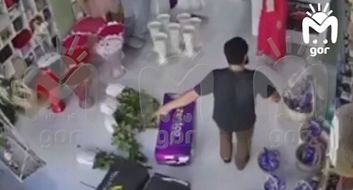 Screenshot of a video of the beating of a woman by her husband in a shop in the locality of Oiskhara. August 1, 2024, the “Mash Gor” Telegram channel Screenshot of a video of the beating of a woman by her husband in a shop in the locality of Oiskhara. August 1, 2024, the “Mash Gor” Telegram channel
