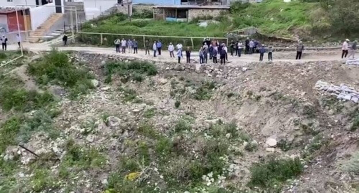 Residents of the Dagestani village of Kulibukhna. Screenshot of a video posted in the “Golos Dagestana/Novosti Dagestana” (Voice of Dagestan/News of Dagestan) Telegram channel https://t.me/golosdagestana05/13262 Residents of the Dagestani village of Kulibukhna. Screenshot of a video posted in the “Golos Dagestana/Novosti Dagestana” (Voice of Dagestan/News of Dagestan) Telegram channel https://t.me/golosdagestana05/13262