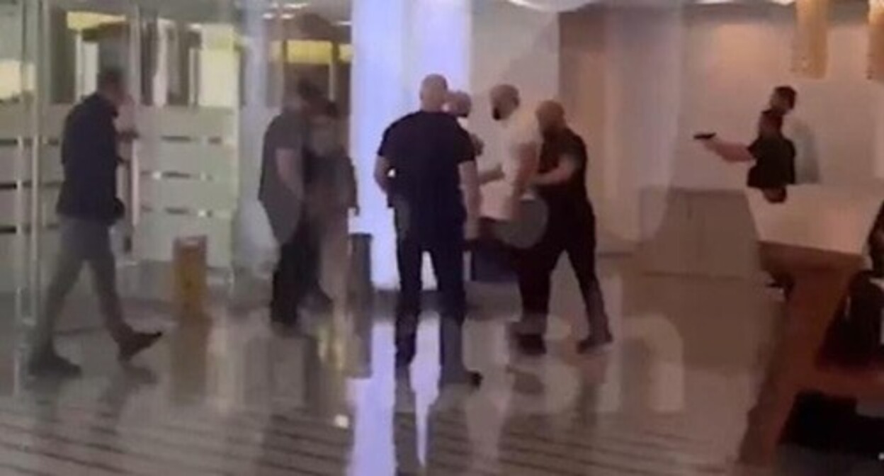 A shootout near an office of the “Wildberries” Company in the centre of Moscow. September 18, 2024. Screenshot of the video posted on the Mash Telegram channel A shootout near an office of the “Wildberries” Company in the centre of Moscow. September 18, 2024. Screenshot of the video posted on the Mash Telegram channel