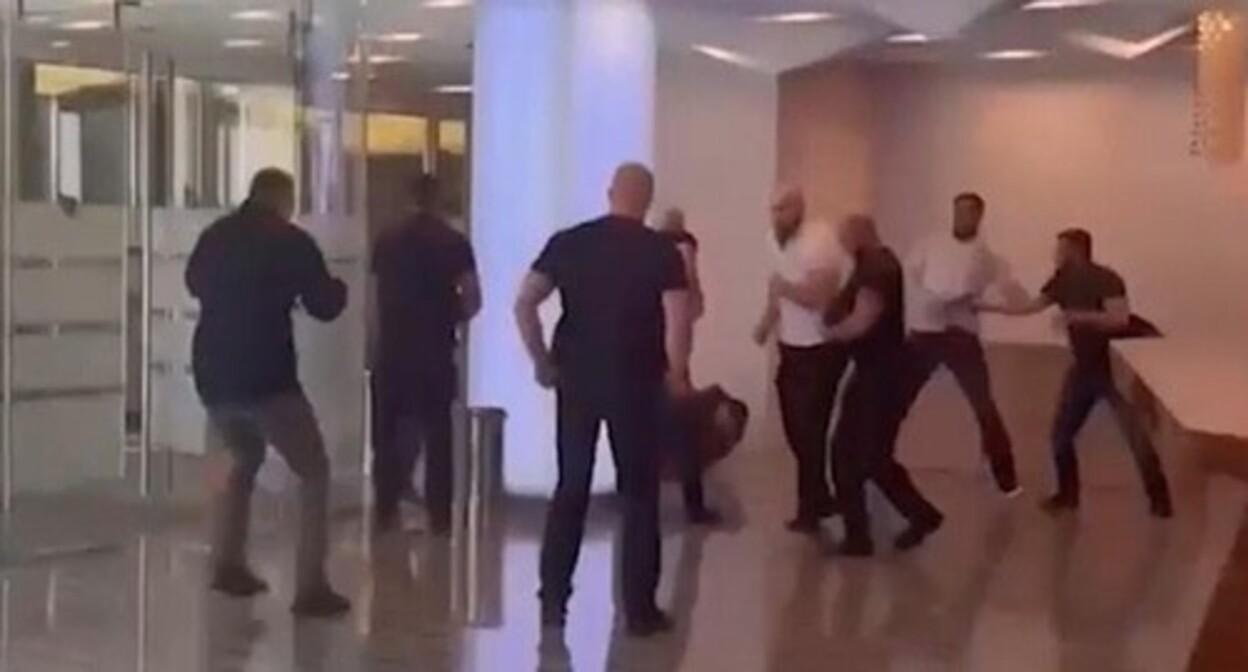 Participants in a conflict near an office of the “Wildberries” Company, screenshot of a video posted on the Telegram channel "Ostorozhno, novosti" ("Beware, News") Participants in a conflict near an office of the “Wildberries” Company, screenshot of a video posted on the Telegram channel "Ostorozhno, novosti" ("Beware, News")