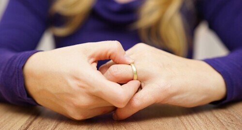 A woman with a wedding ring. Photo: Yelena Sineok, Yuga.ru A woman with a wedding ring. Photo: Yelena Sineok, Yuga.ru