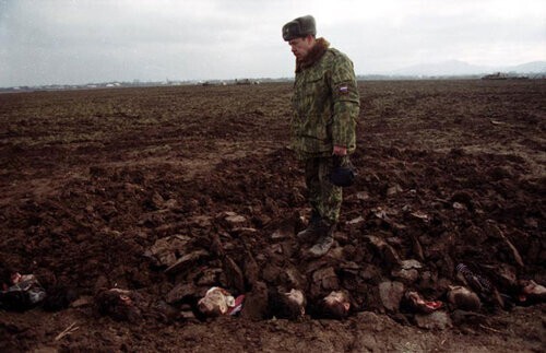 Mass grave of the Chechens near the village of Komsomolskoye. 2000. Photo: Natalia Medvedeva https://ru.wikipedia.org/
