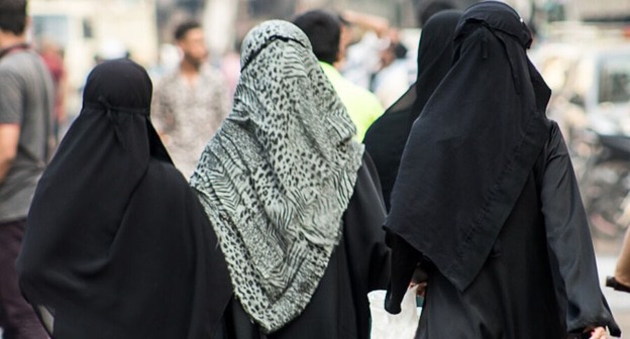 Women wearing Muslim dress, photo: shutterstock.com