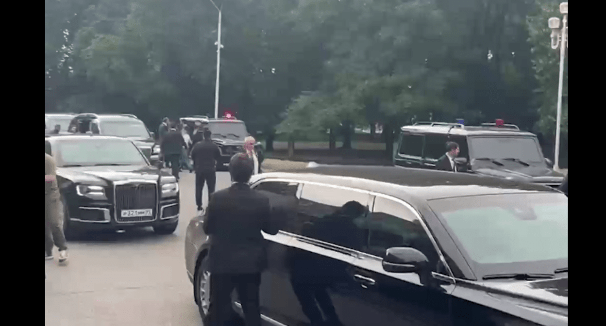 Cars with tinted windows from the motorcade of the head of Chechnya. Screenshot of a video posted by "Sapa Media" on July 6, 2024 https://t.me/sapa_15/3722