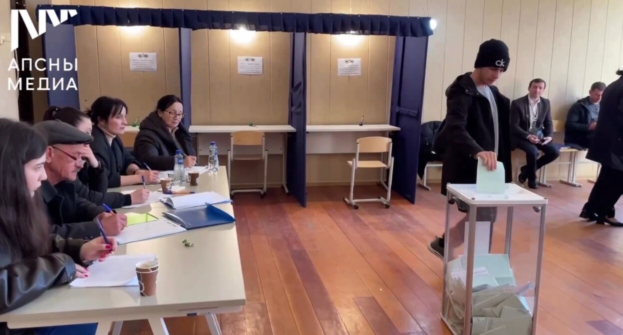 At a polling station no. 1 in Sukhumi Medical College. February 15, 2025. Screenshot of a video posted by Apsnypress https://t.me/apsnypress/17151