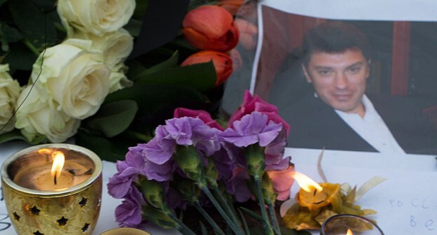 Flowers and candles at the site of the assassination of Boris Nemtsov. Photo: U:Dhārmikatva. https://ru.wikipedia.org/