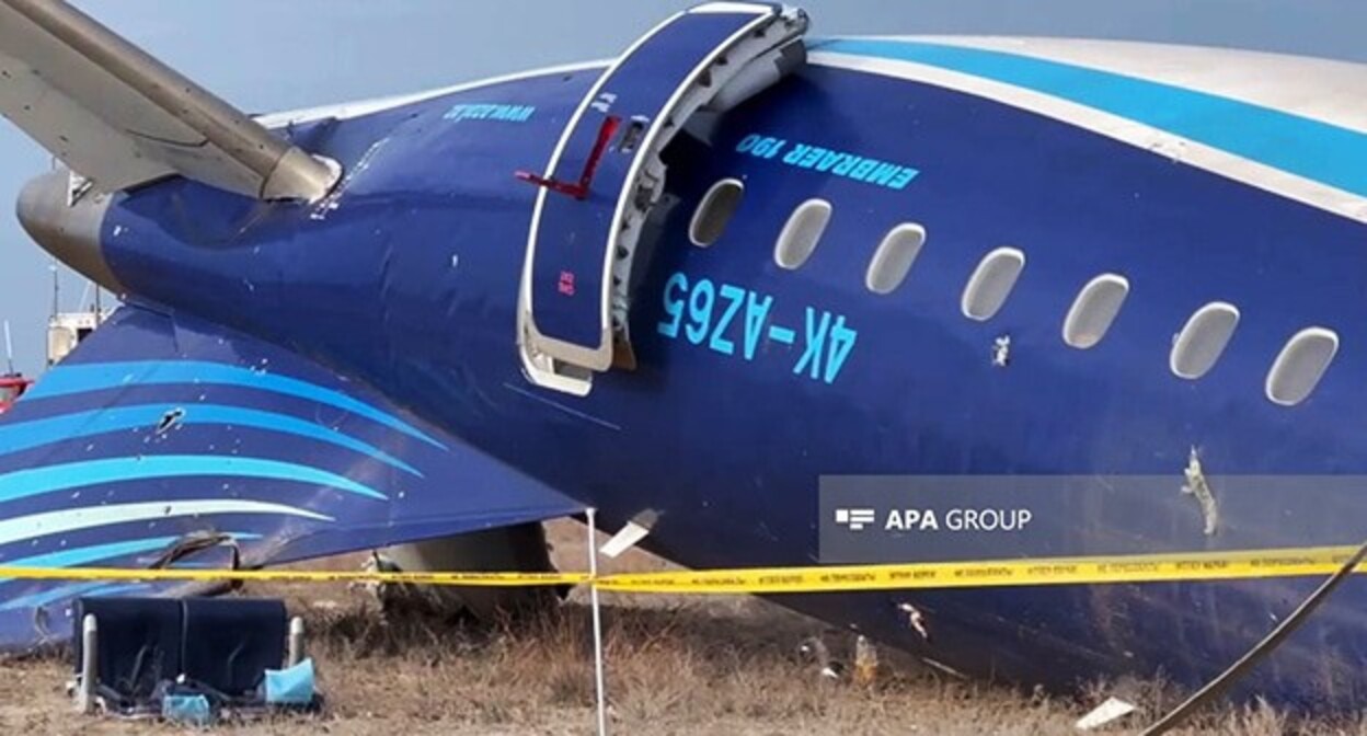 The AZAL plane crash. Photo: APA https://ru.apa.az/incident/kazaxstan-do-publikacii-predvaritelnogo-otceta-ne-budet-kommentirovat-neoficialnuyu-informaciyu-kasayushhuyusya-kruseniya-samoleta-azal-600288