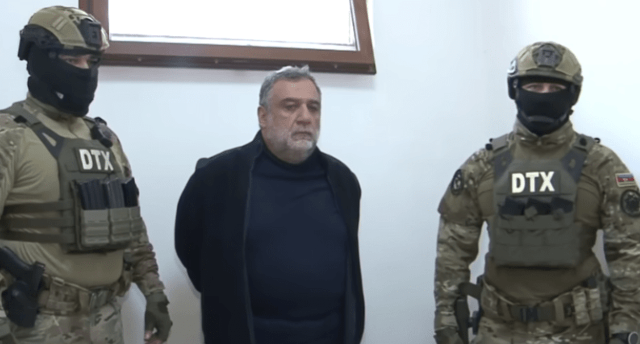 Ruben Vardanyan with the Azerbaijani law enforcers. Screenshot of a video posted by Baku TV on September 28, 2023 https://www.youtube.com/watch?v=jCumNjZ4FAw