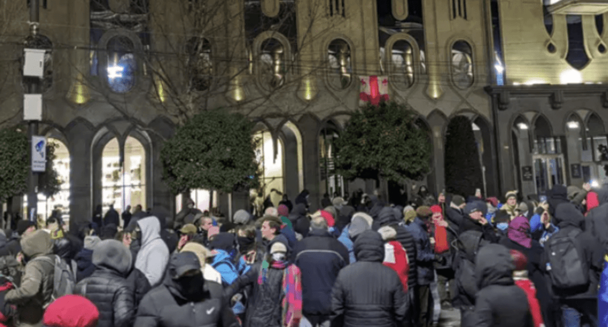 Protesters near the Georgian parliament. Screenshot of a photo posted by the Interpressnews on February 27, 2025 https://www.interpressnews.ge/ru/article/167015-protest-u-parlamenta-prodolzhaetsia-prospekt-rustaveli-perekryt