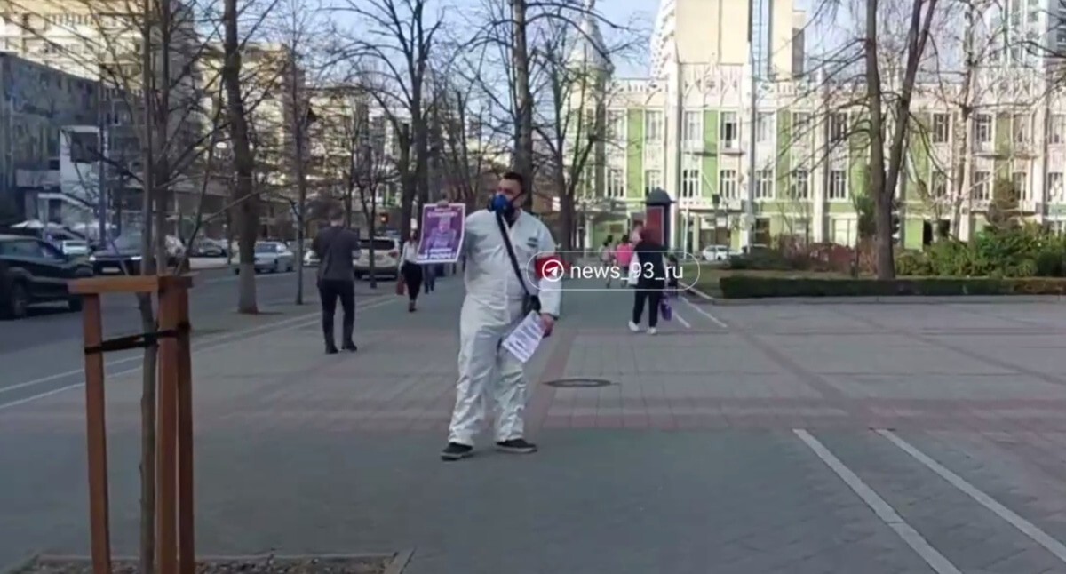 Mikhail Matyazh at his solo picket. Krasnodar, March 14, 2025. Screenshot of a video by 93.ru https://t.me/news_93_ru/17224