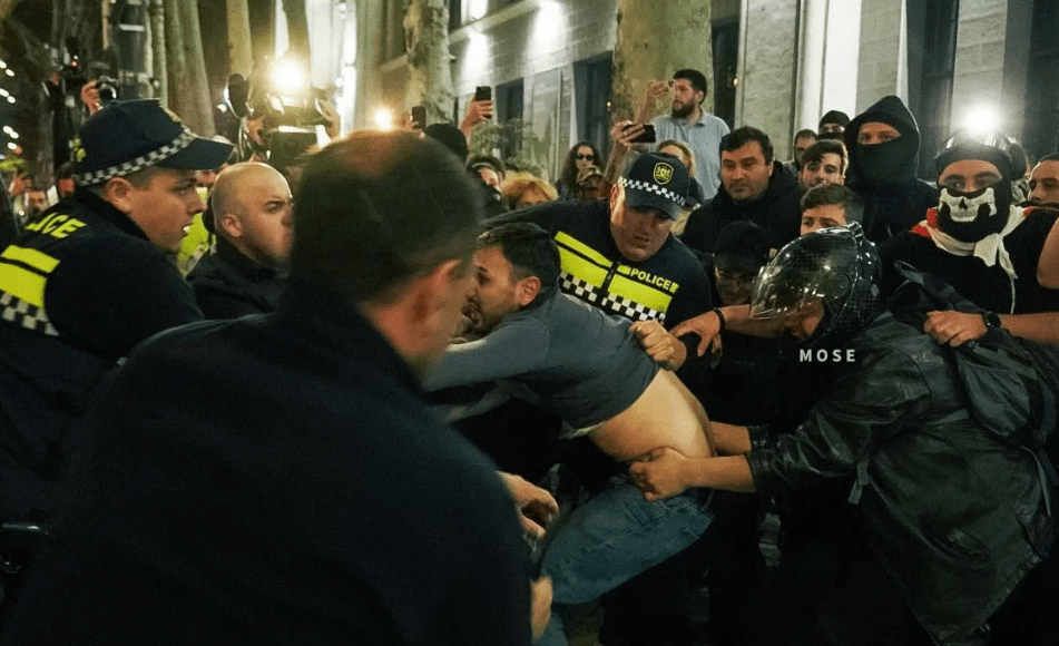 Detentions near the Georgian Parliament. Screenshot of a photo posted by the "News Georgia" Agency on March 28, 2025, https://www.newsgeorgia.ge/policija-zaderzhala-eshhe-neskolko-uchastnikov-protestnoj-akcii-v-tbilisi Detentions near the Georgian Parliament. Screenshot of a photo posted by the "News Georgia" Agency on March 28, 2025, https://www.newsgeorgia.ge/policija-zaderzhala-eshhe-neskolko-uchastnikov-protestnoj-akcii-v-tbilisi