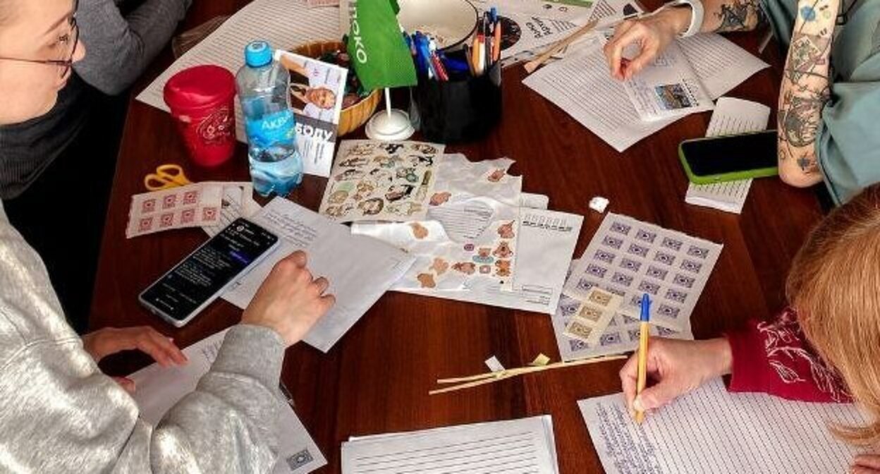 Participants of the evening of letters to political prisoners in Volgograd, held by the local  bureau of the “Yabloko” Party. Photo by the press service of the party https://www.yabloko.ru/cat-news/2025/03/20