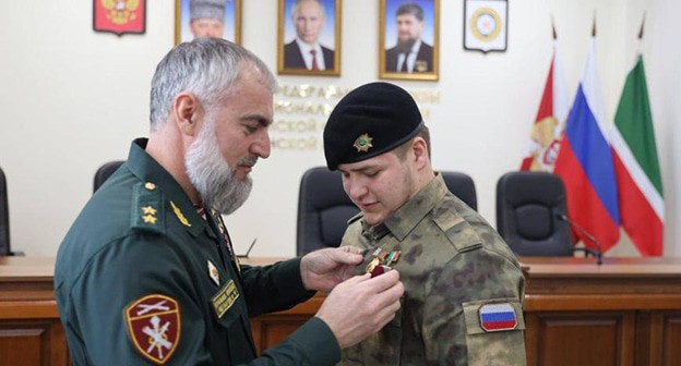 Award of Adam Kadyrov (right). March 27, 2025. Photo: https://www.grozny-inform.ru/news/politic/170122/