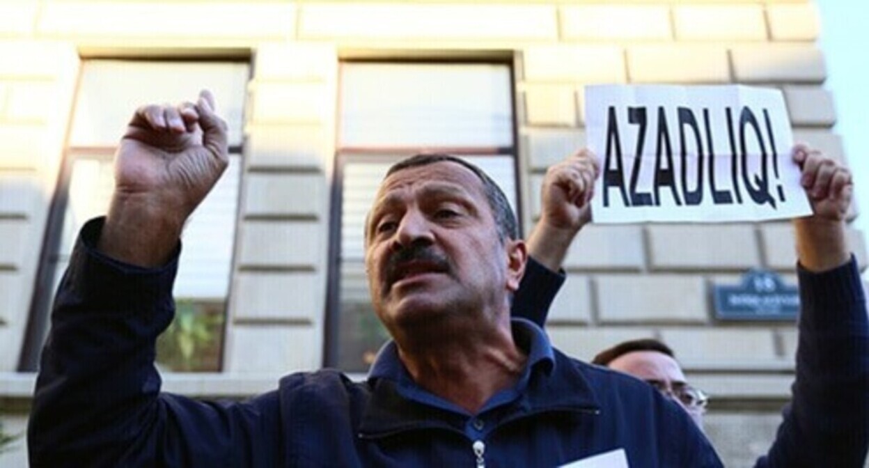 Tofig Yagublu at the background of a poster saying "Freedom!". Photo by Aziz Karimov for the "Caucasian Knot" Tofig Yagublu at the background of a poster saying "Freedom!". Photo by Aziz Karimov for the "Caucasian Knot"
