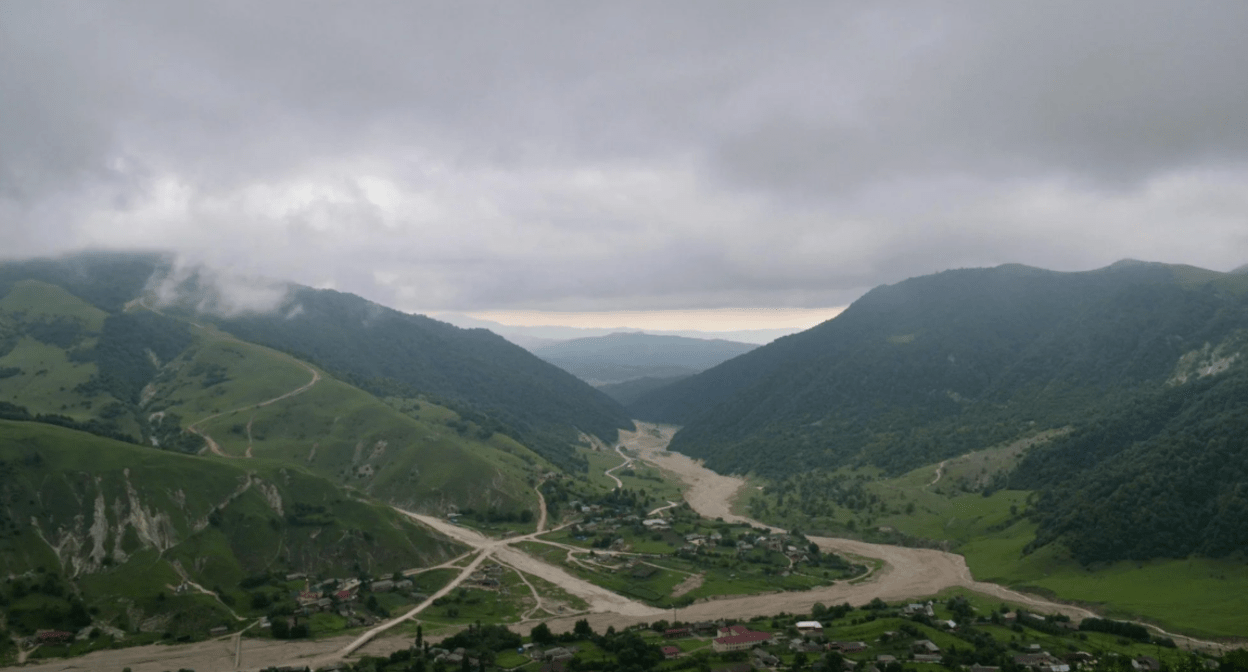 A Chechen village. Screenshot of a photo posted on a website https://www.culture.ru/events/3606150/urok-kraevedeniya-selo-v-kotorom-ya-zhivu