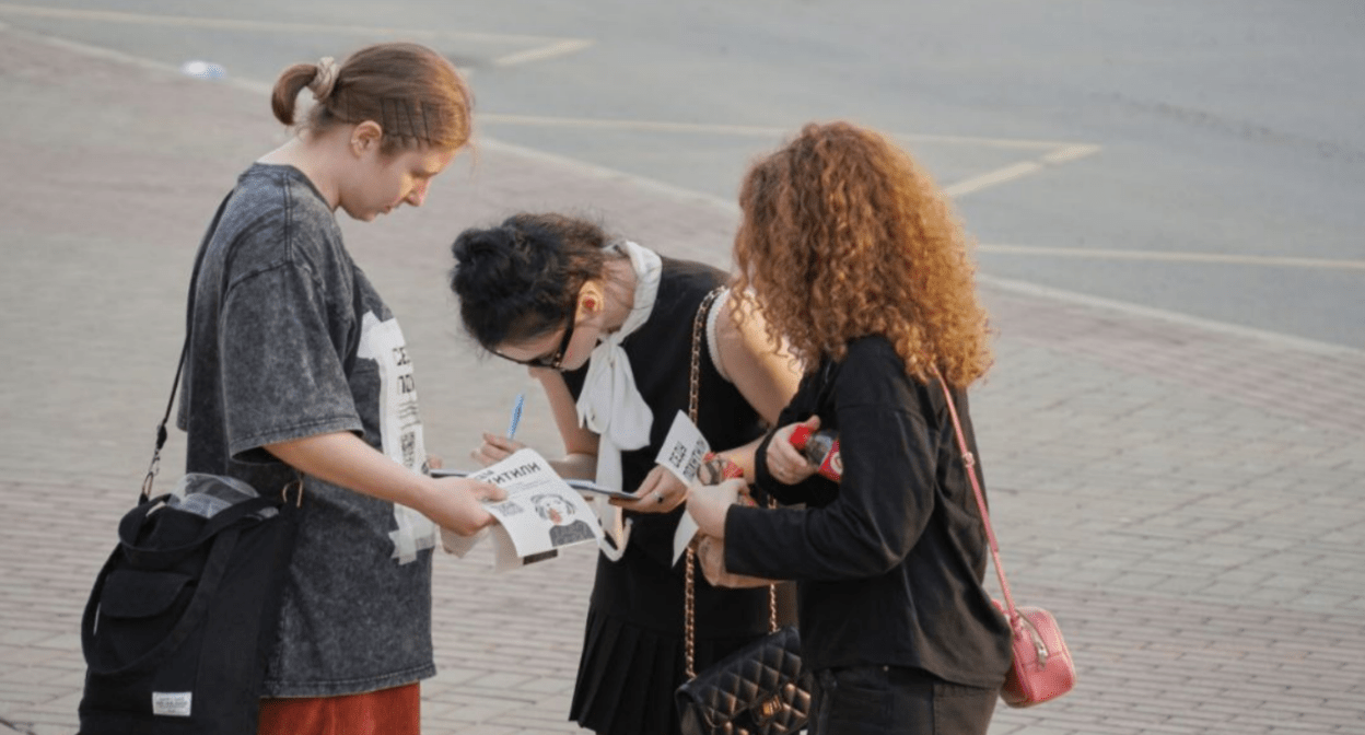 Collecting signatures for an appeal to be submitted to the Russian presidential administration. Screenshot of a photo posted on the "Slovo Zaschite" (A Word to Defence) Telegram channel on April 18, 2025, https://t.me/endoflaw/567