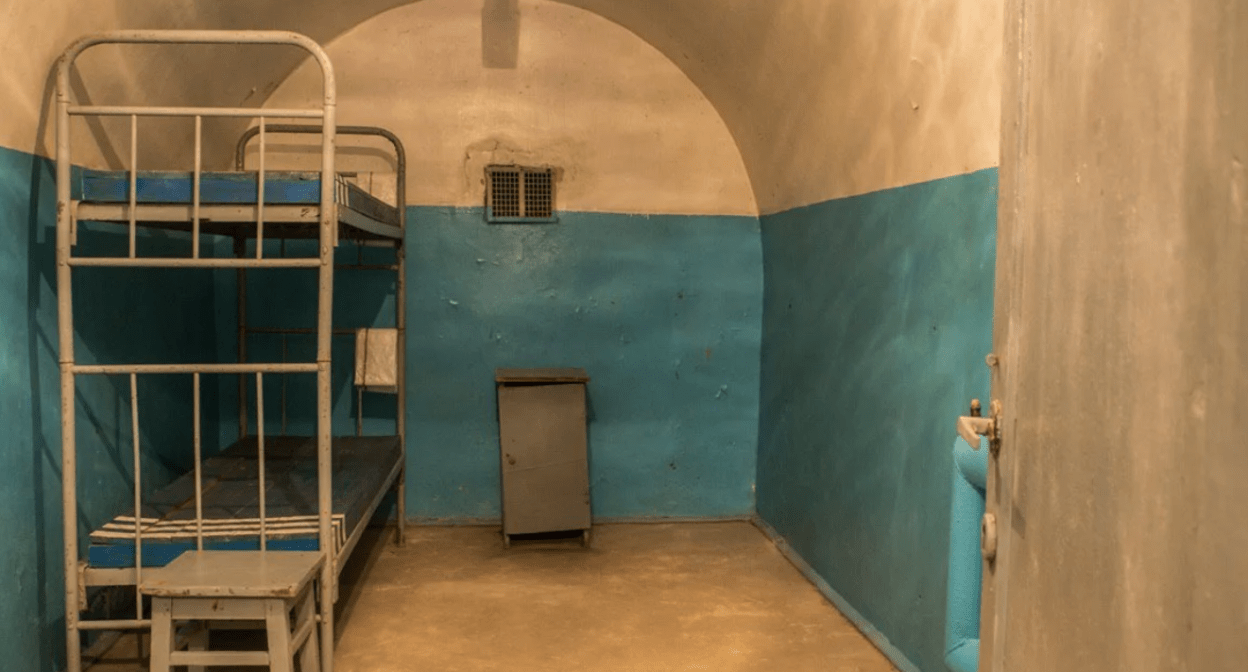 An empty prison cell. Screenshot of a photo https://avatars.mds.yandex.net/i?id=51db3b7814c2c65d41fdc794d5c979ed_l-4033947-images-thumbs&amp;n=13