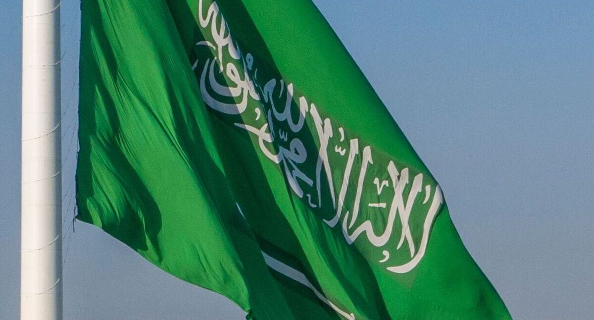 The text of the shahada on the flag of Saudi Arabia. Photo: https://saudiflag.sa/