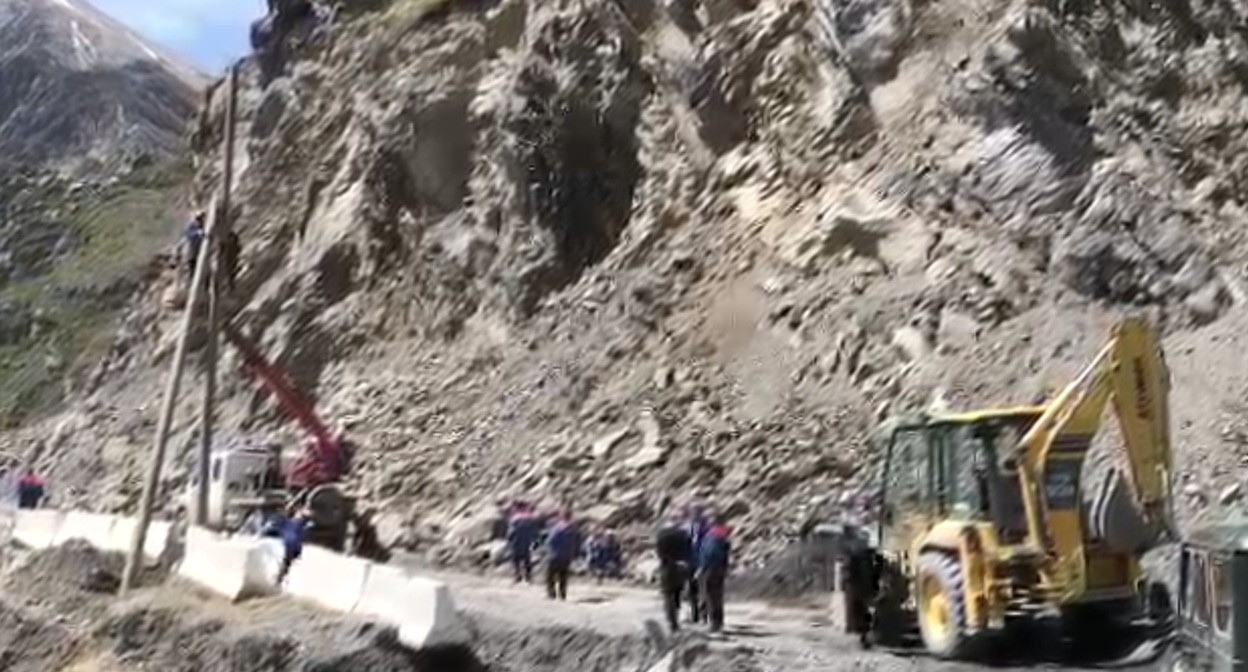 Work to restore power supply in the Akhtynski District: video frame from the Ministry of Energy of Dagestan: t.me/minenergo_rd/3200
