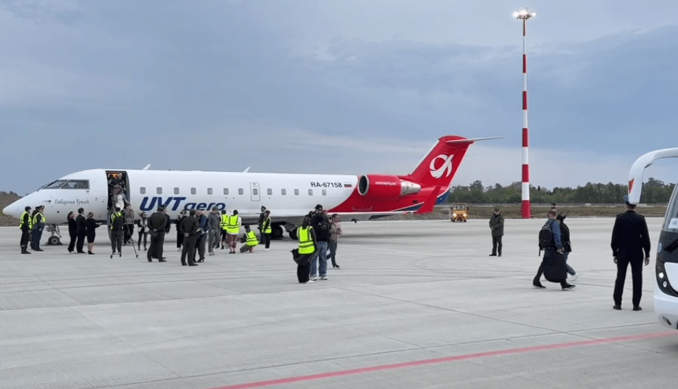 The first flight arrived at Sukhumi airport. A frame from the video by the “Apsny Media” dated May 1, 2025. https://t.me/apsnypress/18115.
