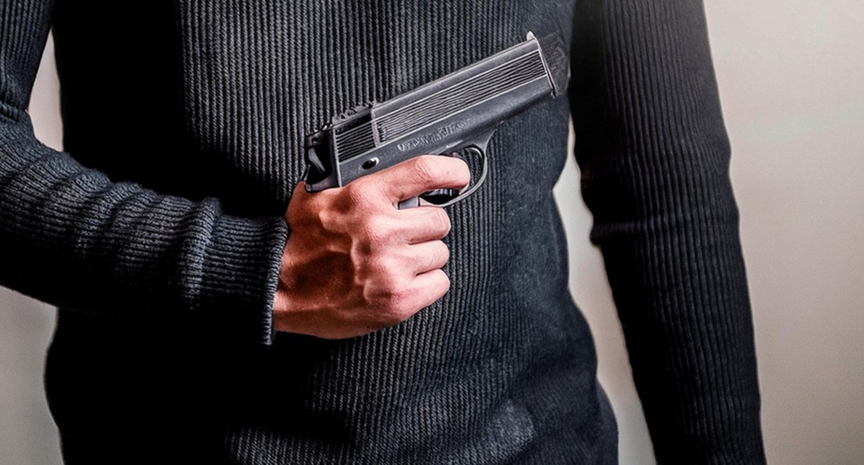 A man with a pistol: Illustration created by the "Caucasian Knot" using the AI in the Photoshop software. A man with a pistol: Illustration created by the "Caucasian Knot" using the AI in the Photoshop software.