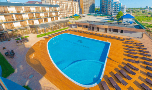 Swimming pool at the Dream Hotel Anapa: screenshot of a photo from the hotel's website: https://dreamhotelanapa.ru/bassejn#gallery-5
