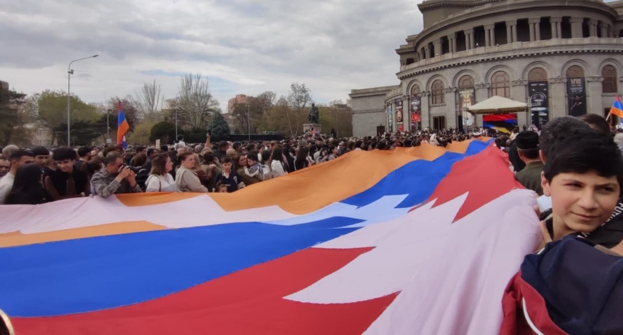 At rally in Yerevan, refugees hold a flag of Nagorno-Karabakh, March 2025: photo by Alvard Grigoryan for the "Caucasian Knot". At rally in Yerevan, refugees hold a flag of Nagorno-Karabakh, March 2025: photo by Alvard Grigoryan for the "Caucasian Knot".