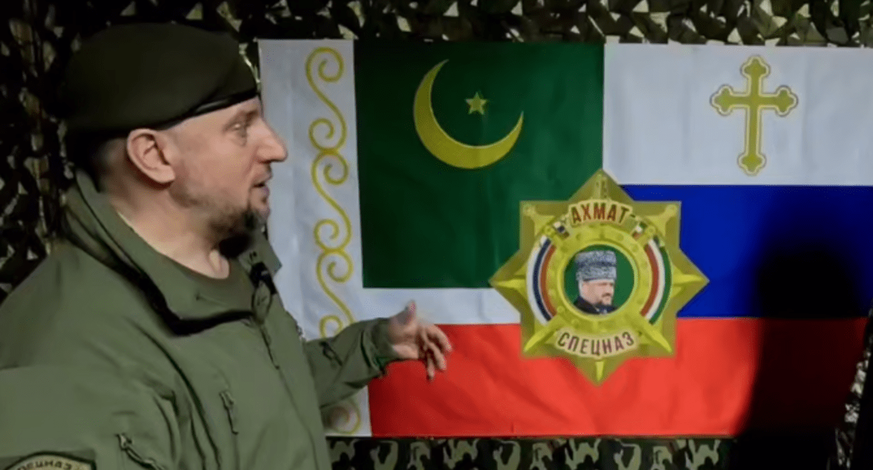 Apti Alaudinov is standing against the background of the “Akhmat” special forces flag. A screenshot from a video posted on the Anastasia Babir’s Telegram channel on May 23, 2025, https://t.me/SovaBabir/217.
Apti Alaudinov is standing against the background of the “Akhmat” special forces flag. A screenshot from a video posted on the Anastasia Babir’s Telegram channel on May 23, 2025, https://t.me/SovaBabir/217.