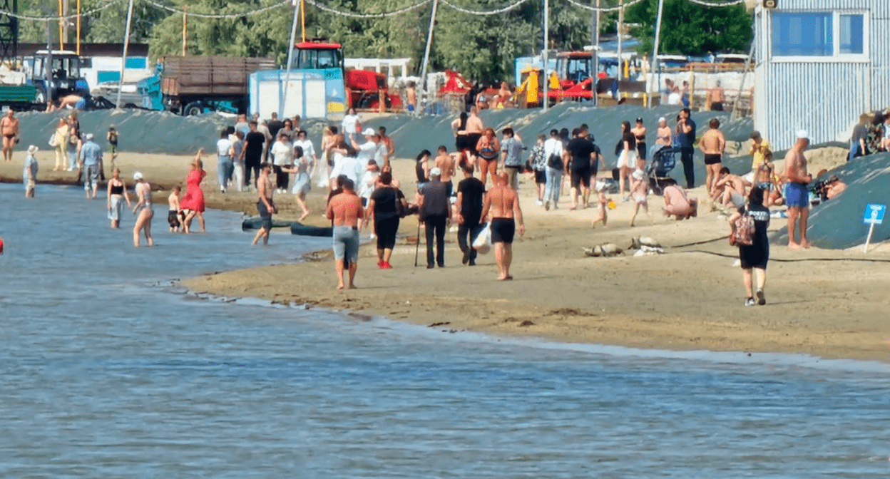Beach in Anapa. Screenshot of a photo by Yuri Ozarovsky from 05/25/25, https://t.me/MoreOz/96926.
Beach in Anapa. Screenshot of a photo by Yuri Ozarovsky from 05/25/25, https://t.me/MoreOz/96926.